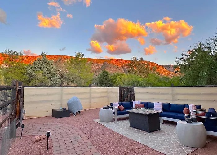 Stargazing Retreat Glowing Red Rock Views Holiday home