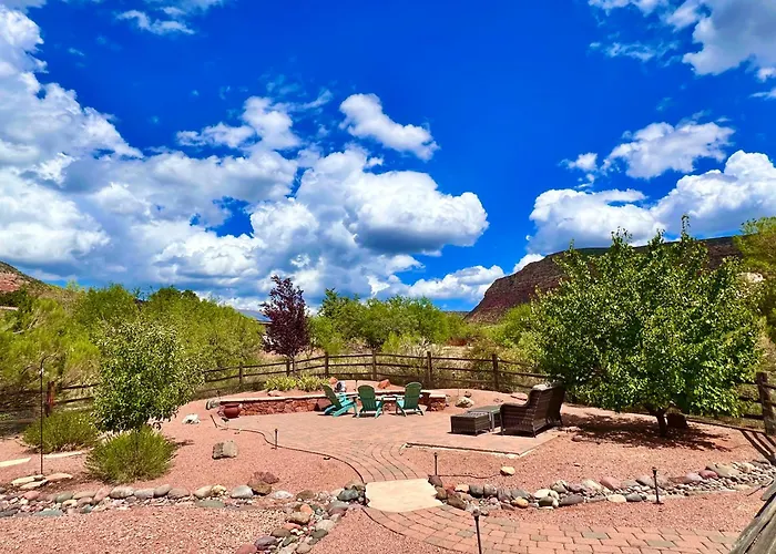 Stargazing Retreat Glowing Red Rock Views *